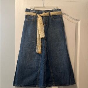 Chic Denim Skirt with Cream Accent